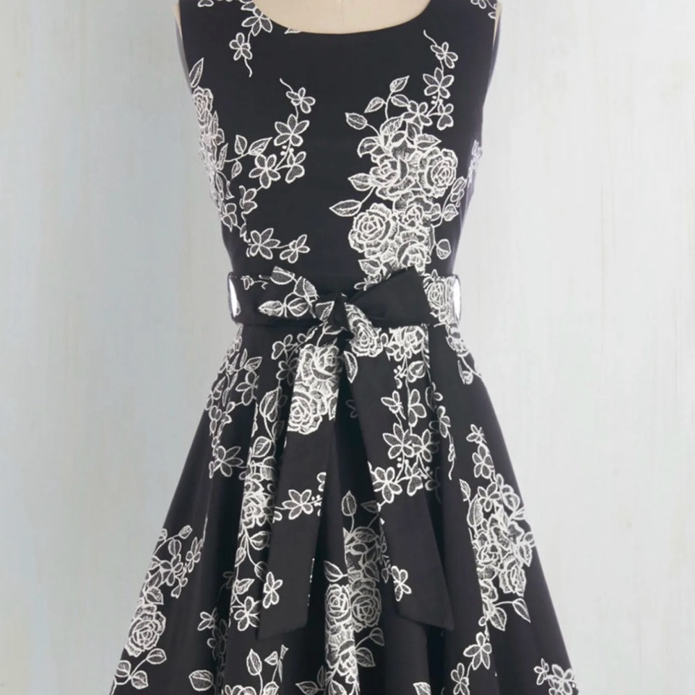Elegant Black and White Floral Midi Dress Size Small